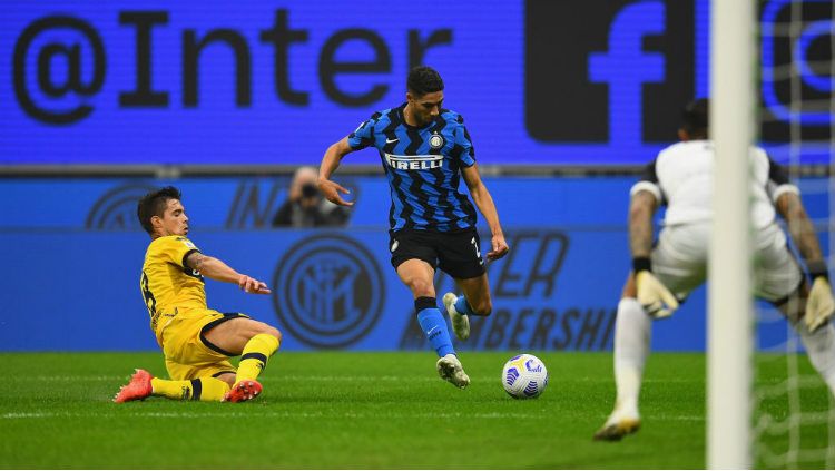 Aksi Achraf Hakimi di laga Liga Italia Inter Milan vs Parma. Copyright: © Claudio Villa - Inter/Inter via Getty Images