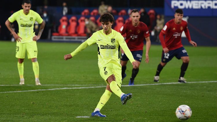 Gol Joao Felix di laga Osasuna vs Atletico Madrid dalam lanjuta LaLiga 2020/2021. Copyright: © Denis Doyle/Getty Images