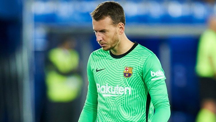 Eks kiper Barcelona, Neto, dalam laga melawan Alaves, Minggu (01/11/20). Copyright: © Juan Manuel Serrano Arce/Getty Images