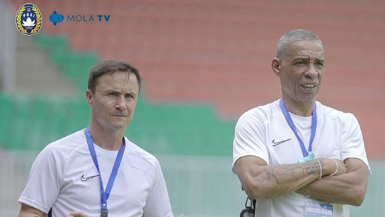 Direktur Sepak Bola Garuda Select, Dennis Wise (kiri) bersama Des Walker pada seleksi Garuda Select Jilid III di Stadion Pakansari, Bogor. Copyright: © PSSI