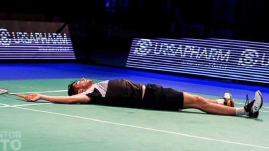 Pebulutangkis, Toma Junior Popov (22) tahun mengalahkan unggulan ketiga Mark Caljouw untuk pertama kalinya tunggal putra di SaarLorLux Open 2020. Copyright: © badmintoneurope