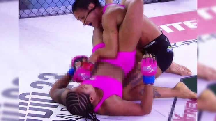 Momen mengerikan terjadi dalam sebuah kompetisi Mixed Martial Arts (MMA), di mana petarung wanita Sidy Rocha tangannya mengalami patah tulang. Copyright: © Twitter/MMAFighting