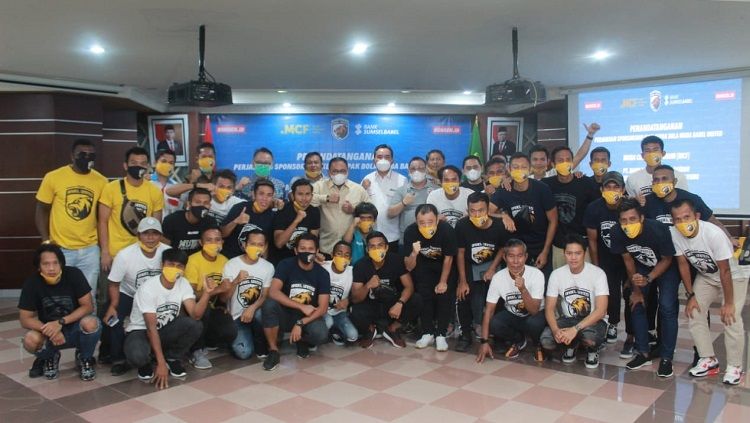 Skuat Muba Babel United bersama jajaran manajemen. Copyright: © Media Muba Babel United