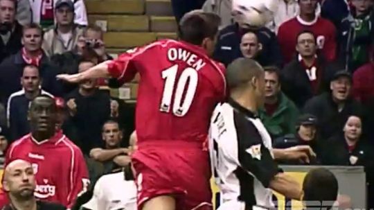 Striker legendaris Liverpool, Michael Owen, menanduk bola ke gawang Manchester United dalam pertandingan Liga Inggris, 4 November 2001. Copyright: © Twitter ESPN