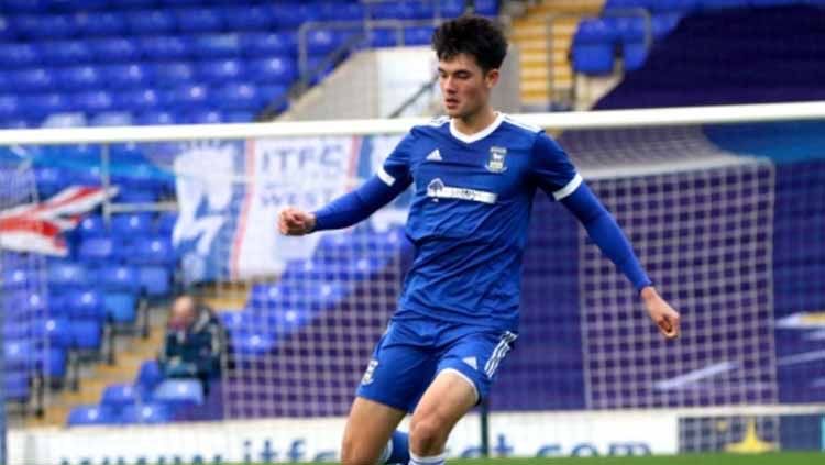 Elkan Baggott baru saja kembali dipercaya sebagai kapten saat Ipswich Town U-23 menghadapi Swansea City di kompetisi Professional Development League Two. Copyright: © Ross Halls