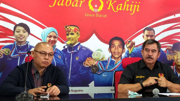 Ketua KONI Jabar, Ahmad Saefudin (kanan) saat konferensi pers di Gedung Koni Jabar, Kota Bandung, Rabu (04/11/20). Copyright: © Arif Rahman/INDOSPORT