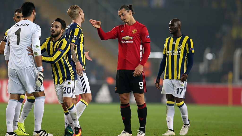 Zlatan Ibrahimovic bersitegang dengan kiper Fenerbahce, Volkan Demirel Copyright: © Metin Pala/Anadolu Agency/Getty Images