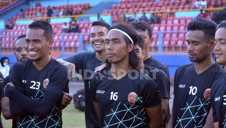 Erwin Gutawa saat masih berseragam Sriwijaya FC, sedang mendengarkan arahan dari Manajer. Copyright: © Muhammad Effendi/INDOSPORT
