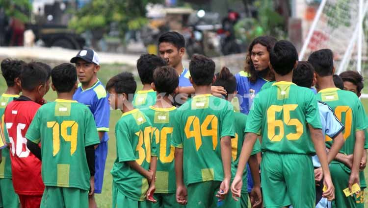 Pelatih klub Liga 1 Persebaya Surabaya, Aji Santoso memutuskan untuk meliburkan pemainnya sampai batas waktu yang belum ditentukan. Copyright: © Fitra Herdian/Indosport