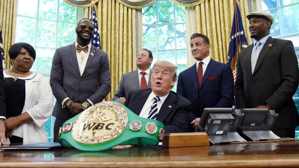 Deontay Wilder (kedua dari kiri) bertemu dengan Donald Trump pada bulan Mei 2018. Copyright: © Olivier Douliery-Pool/Getty Images