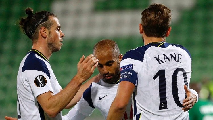 Lucas Moura merayakan golnya bersama Harry Kane dan Gareth Bale. Copyright: © twitter.com/SpursOfficial