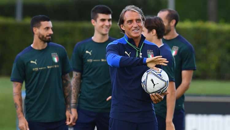 Roberto Mancini berhasil menyamai catatan rekor tak terkalahkan milik pelatih legendaris Italia, Vittorio Pozzo usai mengandaskan perlawanan Wales. Copyright: © Claudio Villa/Getty Images