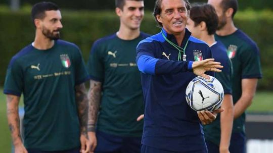 Roberto Mancini saat latih Timnas Italia. Copyright: © Claudio Villa/Getty Images