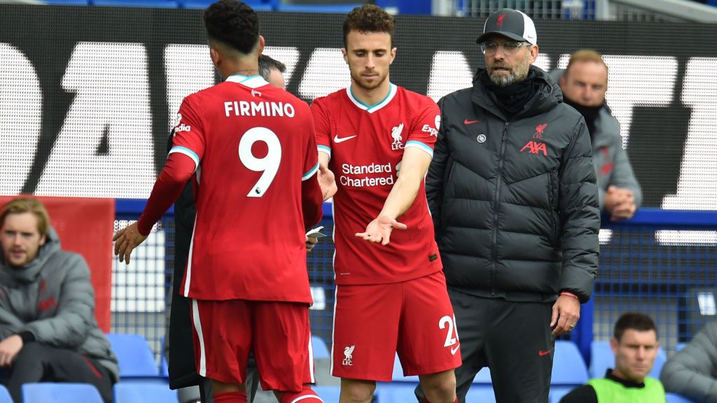 Roberto Firmino, Diogo Jota, dan pelatih Liverpool, Jurgen Klopp. Copyright: © Andrew Powell/Liverpool FC via Getty Images
