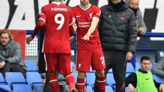 Roberto Firmino, Diogo Jota, dan pelatih Liverpool, Jurgen Klopp Copyright: © Andrew Powell/Liverpool FC via Getty Images