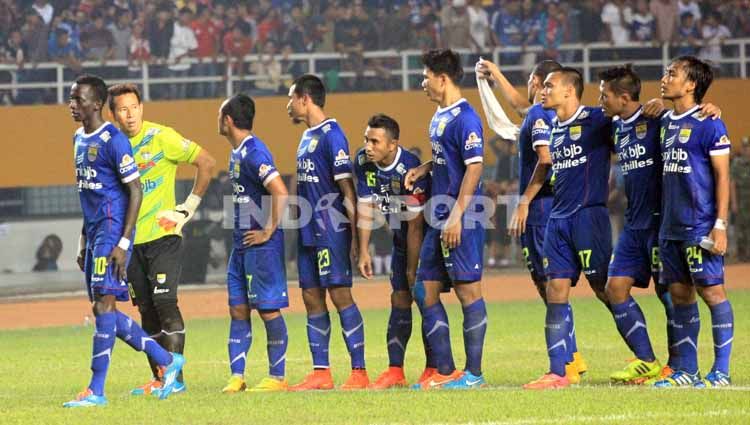 I Made Wirawan bersama pemain Persib saat laga final ISL 2014 di Stadion Sriwijaya, Palembang, Jumat (07/11/2014). Copyright: © Arif Rahman/INDOSPORT