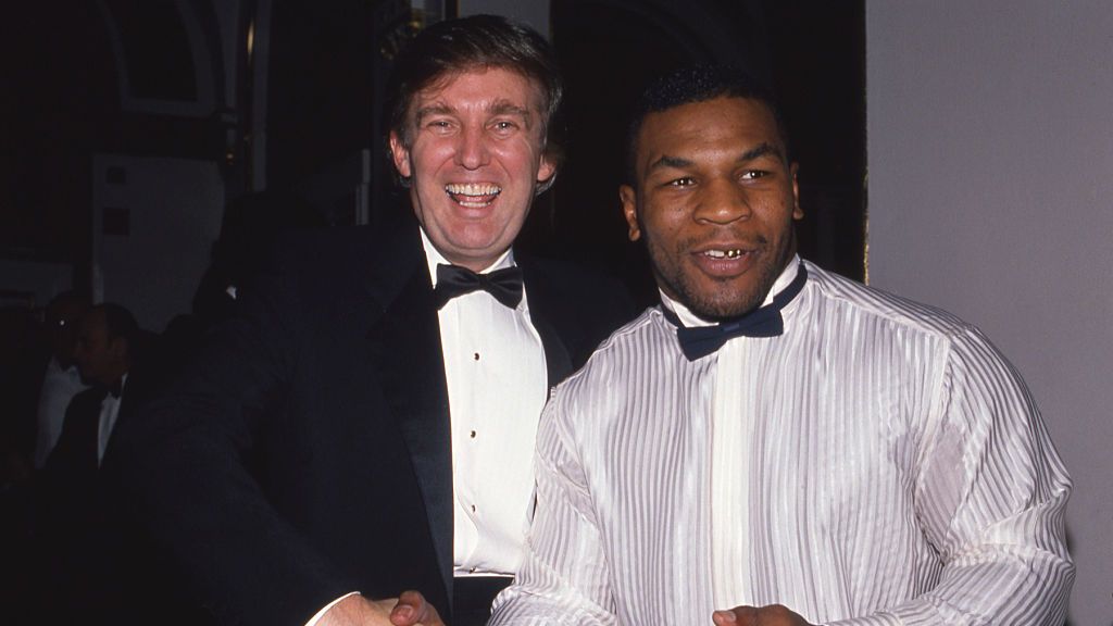 Donald Trump bersama Mike Tyson di tahun 1989 Copyright: © Sonia Moskowitz/Getty Images