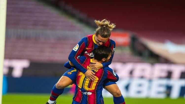 Antoine Griezmann merayakan golnya bersama Lionel Messi Copyright: © twitter.com/FCBarcelona