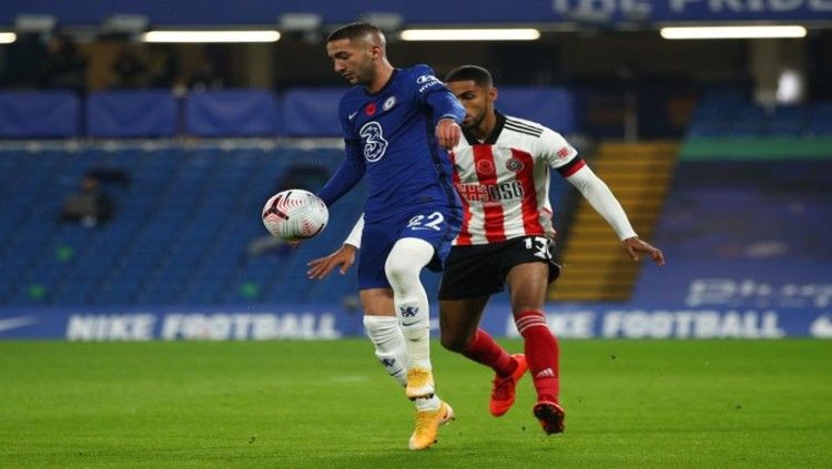 Hakim Ziyech mengontrol bola di laga Chelsea vs Sheffield United. Copyright: © twitter.com/ChelseaFC