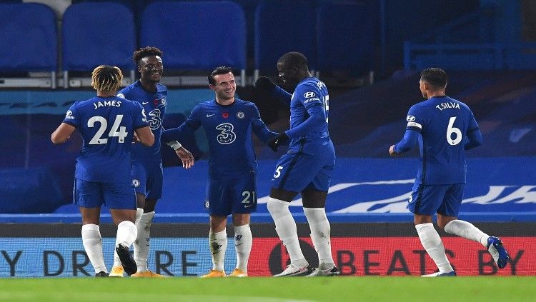 Skuat Chelsea merayakan gol yang dicetak Ben Chilwell Copyright: © twitter.com/ChelseaFC