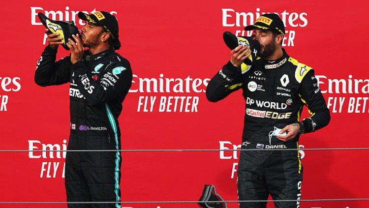 Tradisi Shoey yang dilakukan dua pembalap F1, Lewis Hamilton dan Daniel Ricciardo Copyright: © (Photo by Joe Portlock/Getty Images)