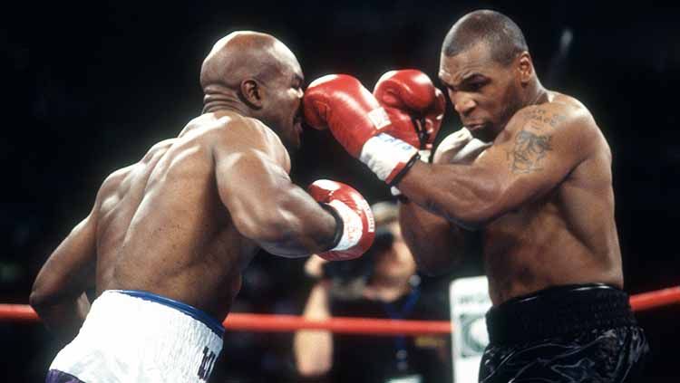 Mike Tyson (kanan) saat bertarung melawan Evander Holyfield. Copyright: © Focus on Sport/Getty Images