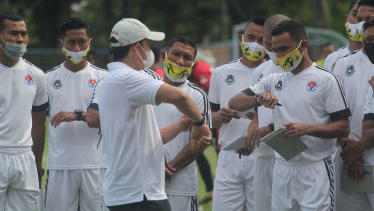 PSSI bekerja sama dengan Kementerian Pemuda dan Olahraga (Kemenpora) menggelar kursus pelatih C PSSI. Peserta diikuti banyak pemain yang masih aktif sebagai pemain. Copyright: © PSSI