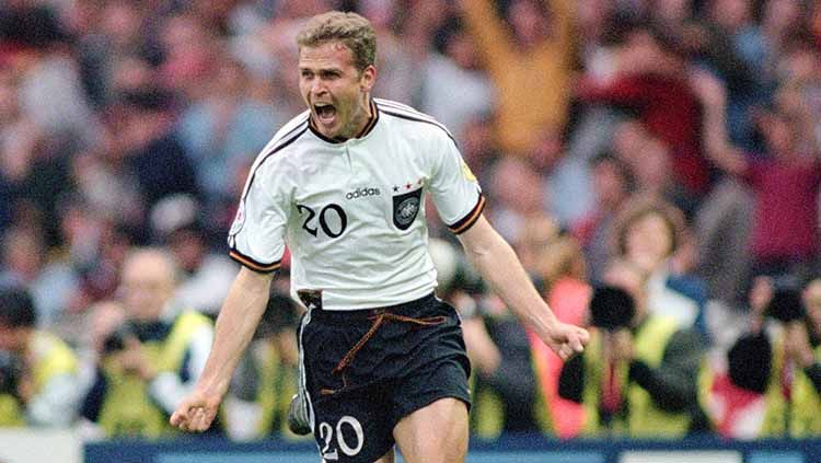Oliver Bierhoff, raja di udara dan super sub yang pernah goncangkan final Euro 1996. Copyright: © Clive Mason/Allsport/Getty Images/Hulton Archive