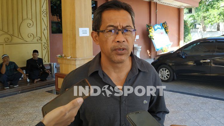 Pelatih klub Liga 1 Persebaya Surabaya, Aji Santoso, sudah mendengar kabar soal satu lagi pemainnya yang memutuskan mundur, yakni Makan Konate. Copyright: © Fitra Herdian Ariestianto/INDOSPORT