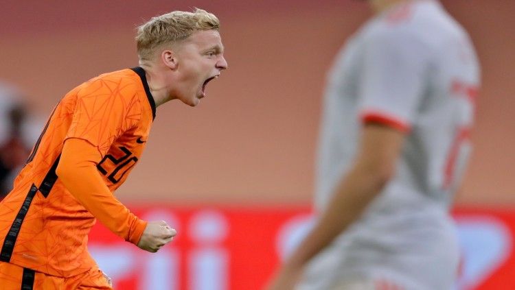 Selebrasi gol gelandang Belanda, Donny van de Beek usai membobol gawang Spanyol. Copyright: © twitter.com/OnsOranje