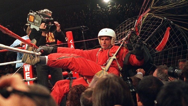 Laga tinju antara Evander Holyfield vs Riddick Bowe pada 1993 silam sempat diganggu oleh seorang pria bernama James Miller, yang menjuluki dirinya The Fan Man. Copyright: © Getty Images