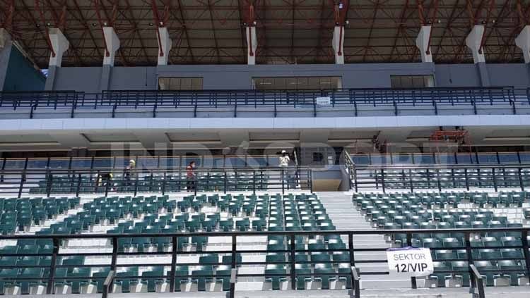 Tribun Stadion GBT sudah terpasang single seat. Copyright: © Fitra/INDOSPORT