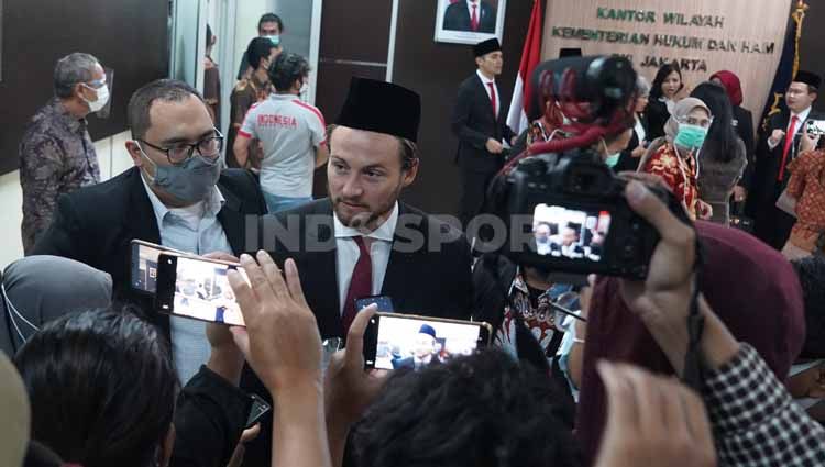 Pemain Persija Jakarta Marc Klok resmi menyandang status Warga Negara Indonesia. Copyright: © Persija