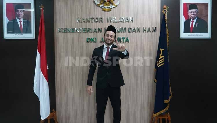 Marc Klok saat menjalani proses untuk mendapatkan status sebagai Warga Negara Indonesia. Copyright: © Persija