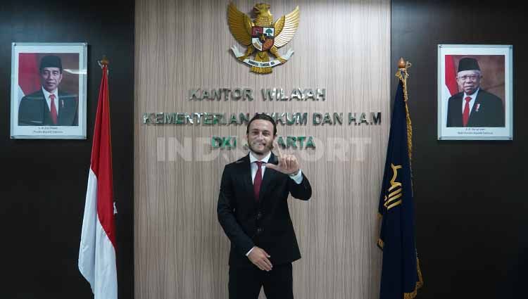 Pemain Persija Jakarta Marc Klok resmi menyandang status Warga Negara Indonesia. Copyright: © Persija