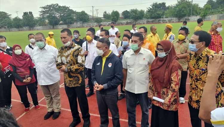 Menpora Zainudin Amali (jaket hitam), didampingi Wakil Gubernur Sumut, Musa Rajekshah, saat memberikan wejangan ke siswa PPLP Sumut di Medan, Kamis (12/11/20). Copyright: © Media Dispora Sumut