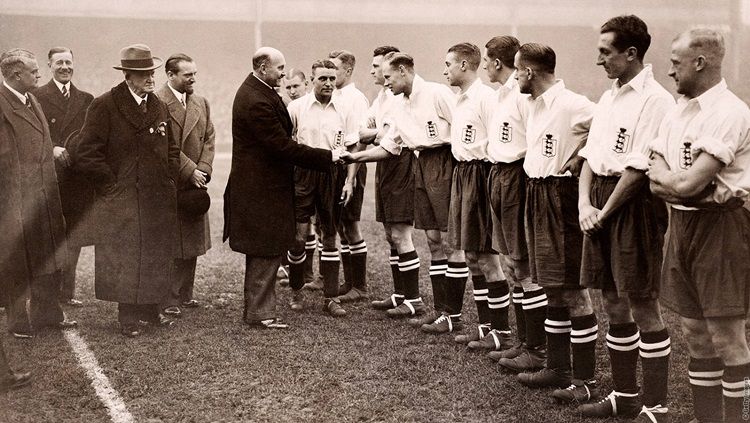 Laga persahabatan antara Inggris vs Italia yang tersohor dengan sebutan The Battle of Highbury, 14 November 1934. Copyright: © Arsenal