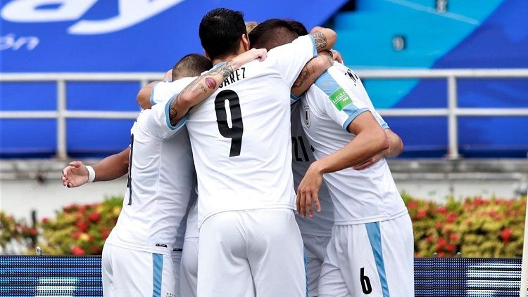 Selebrasi pemain Uruguay usai memetik kemenangan atas Kolombia di laga Kualifikasi Piala Dunia 2022, Jumat (13/11/20). Copyright: © Twitter Uruguay