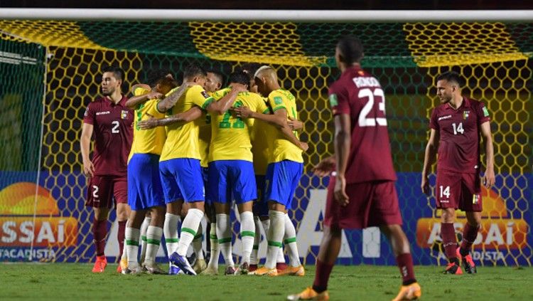 Timnas Brasil saat melakukan selebrasi atas gol pertama mereka dalam laga kontra Venezuela. Copyright: © (Photo by Nelson Almeida-Pool/Getty Images)