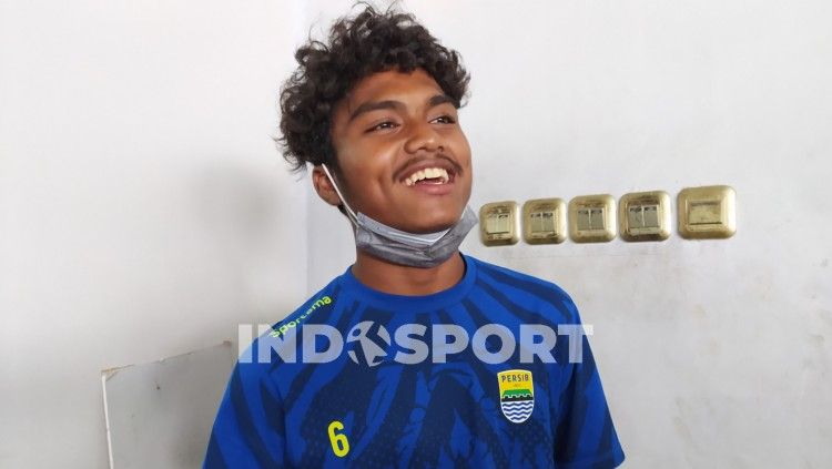 Pemain muda Persib Bandung, Saiful, mengaku perumahannya menjadi salah satu yang terendam, saat banjir terjadi di wilayah Kabupaten Karawang. Copyright: © Arif Rahman/INDOSPORT