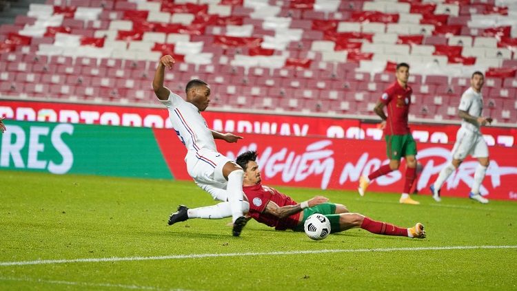 Aksi Anthony Martial dalam pertandingan UEFA Nations League antara Portugal vs Prancis, Sabtu (14/11/20). Copyright: © Equipe de France