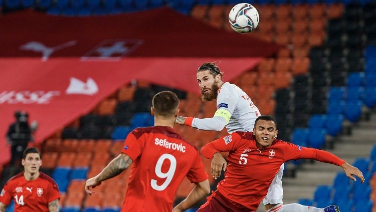 Aksi Sergio Ramos dalam pertandingan UEFA Nations League antara Swiss vs Spanyol, Sabtu (14/11/20). Copyright: © SE Futbol