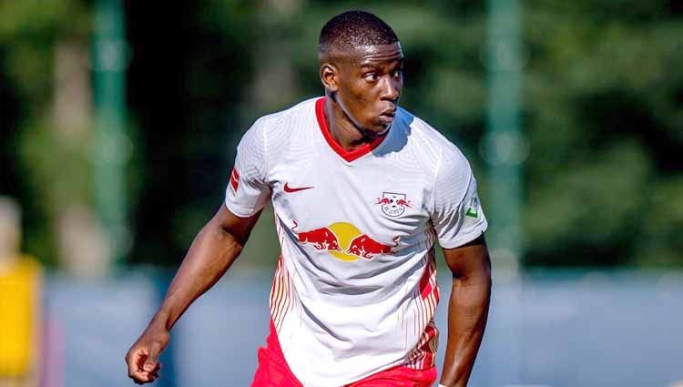 Nordi Mukiele, pemain RB Leipzig yang bisa diboyong Ralf Rangnick ke Manchester United. Copyright: © Twitter@NordiMukiele