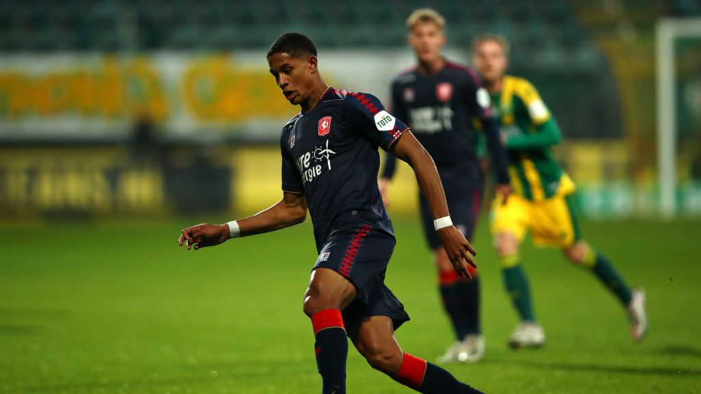 Jayden Oosterwolde dikabarkan lebih memilih Timnas Belanda dibandingkan Timnas Indonesia. Copyright: © Dean Mouhtaropoulos/Getty Images