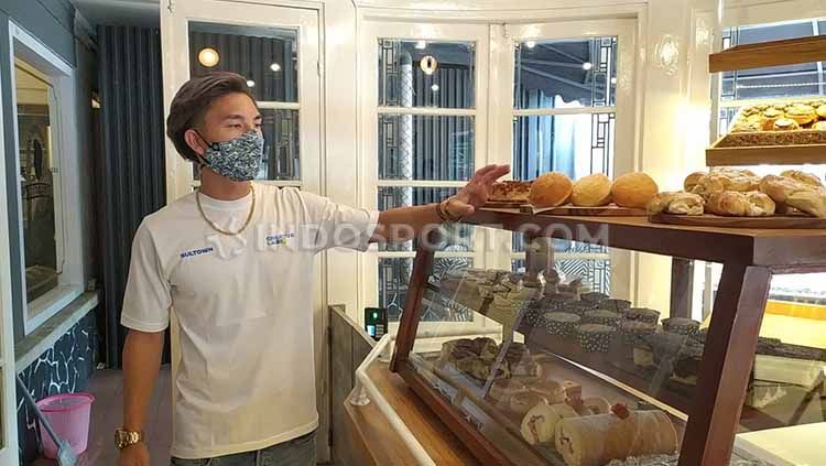 Gelandang tim Persib Bandung, Kim Jeffrey Kurniawan, menunjukkan roti khas Jerman yang dijualnya di Sultown, Jalan Sulanjana, Kota Bandung, Minggu (15/11/2020). Copyright: © Arif Rahman/INDOSPORT
