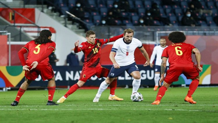 Penyerang Timnas Inggris, Harry Kane berduel dengan para pemain Belgia. Copyright: © twitter.com/England