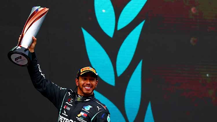 Lewis Hamilton resmi diberi gelar ksatria oleh kerajaan Inggris usai menjadi salah satu pembalap Formula 1 (F1) terhebat di dunia. Copyright: © Dan Istitene - Formula 1/Formula 1 via Getty Images