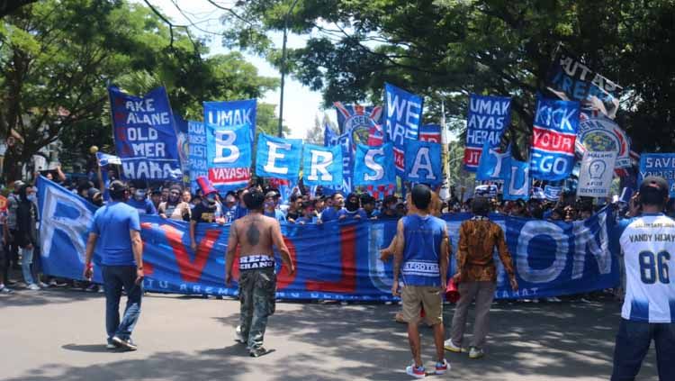 Melalui gerakan MMGA, Aremania menyuarakan aspirasi menuntut berakhirnya dualisme Arema di depan gedung DPRD Kota Malang. Copyright: © Ian Setiawan/INDOSPORT