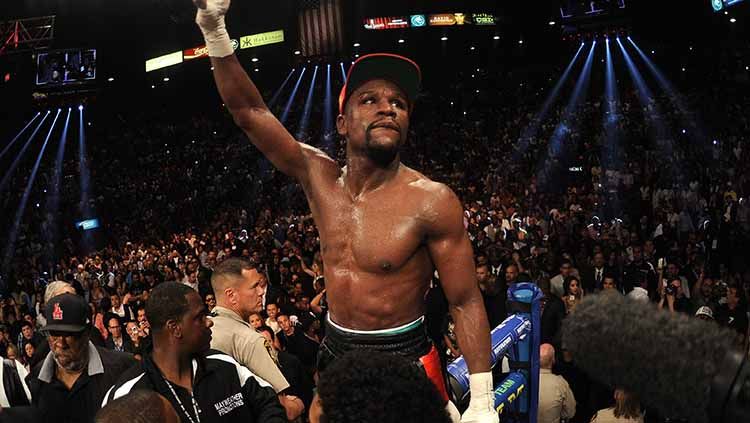 Floyd Mayweather Jr tak bisa menahan air matanya yang menetes dalam upacara pelantikan tinju Hall of Fame 2022. Copyright: © Getty Images