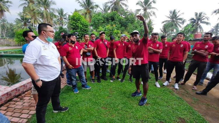 Pemain Sriwijaya FC saat menggelar perpisahan dengan manajemen sebelum tim diliburkan. Copyright: © Muhammad Effendi/INDOSPORT